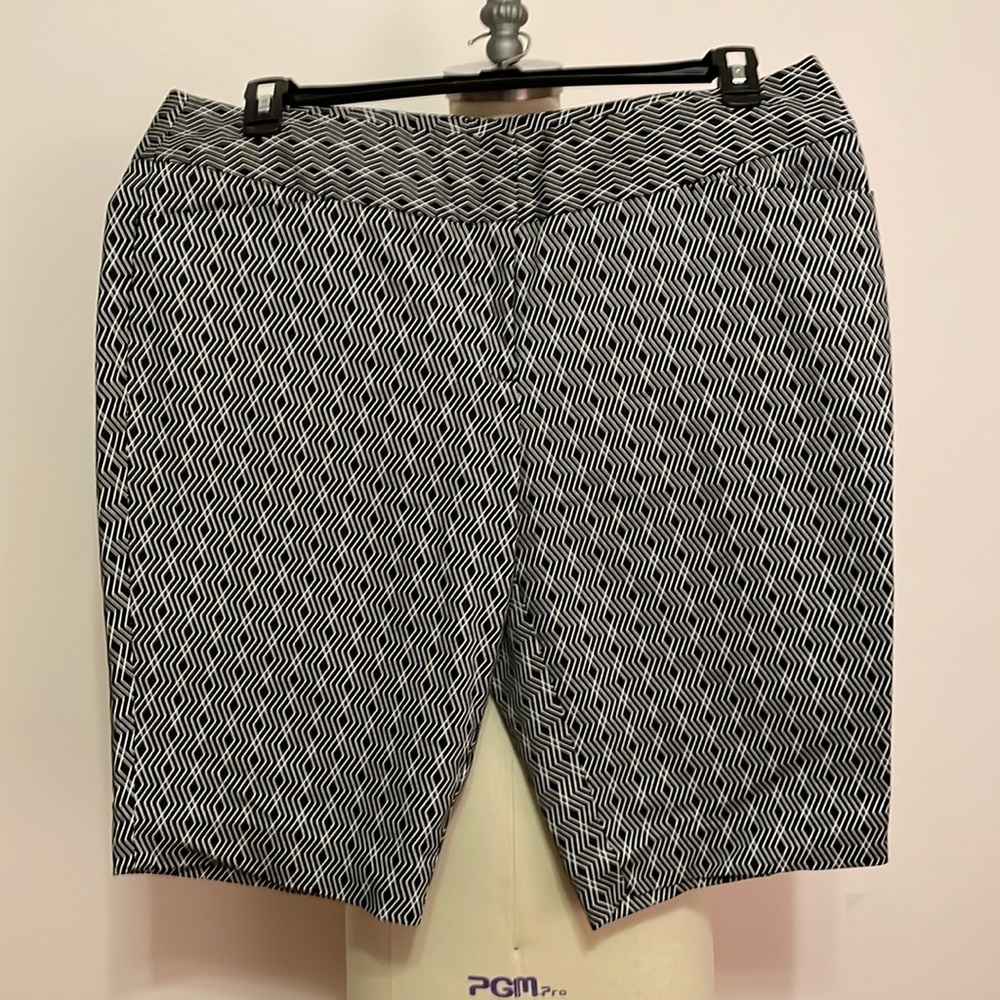 Women’s Shorts Black & White Worthington Sz 14